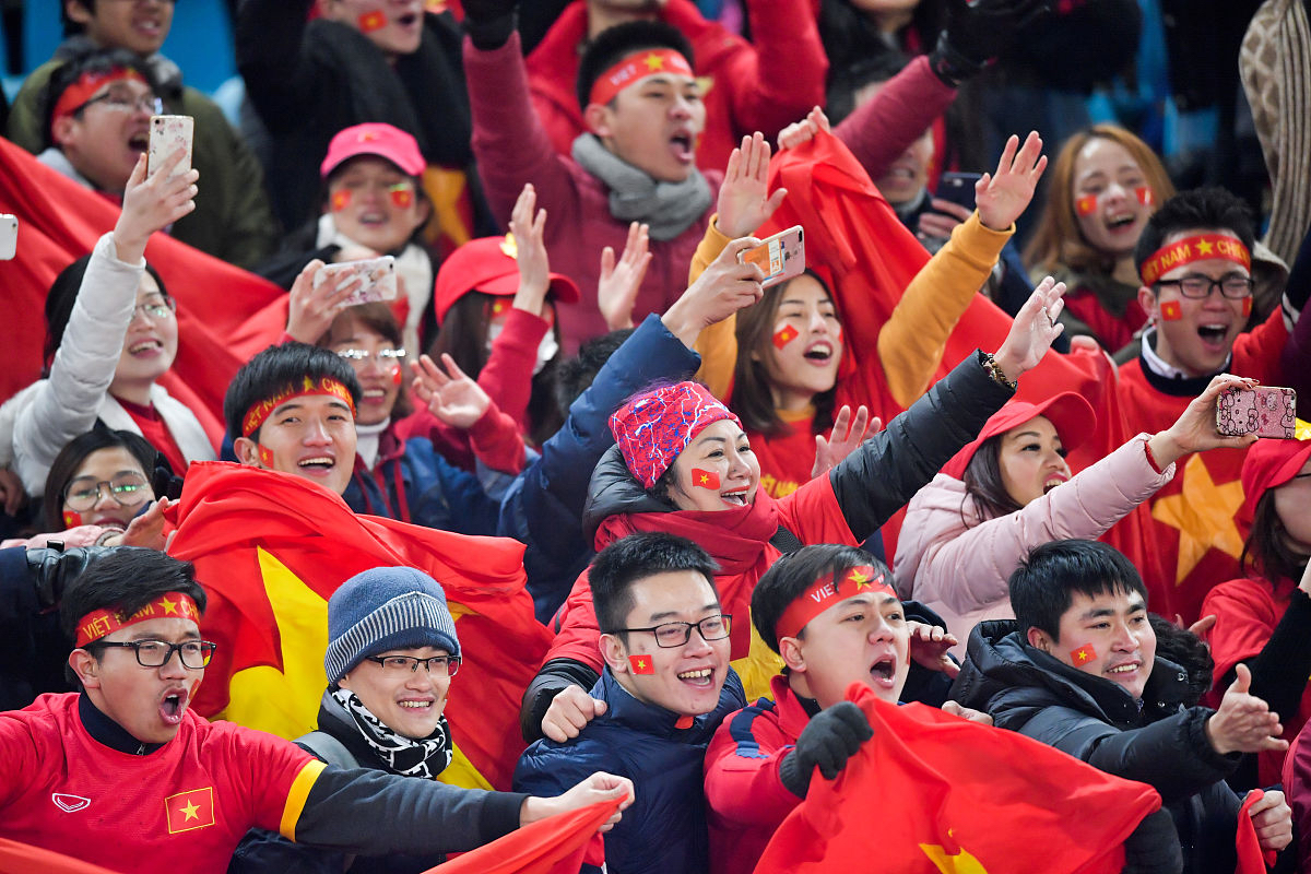 东部强队球迷狂欢庆祝胜利，球员集体互相庆祝