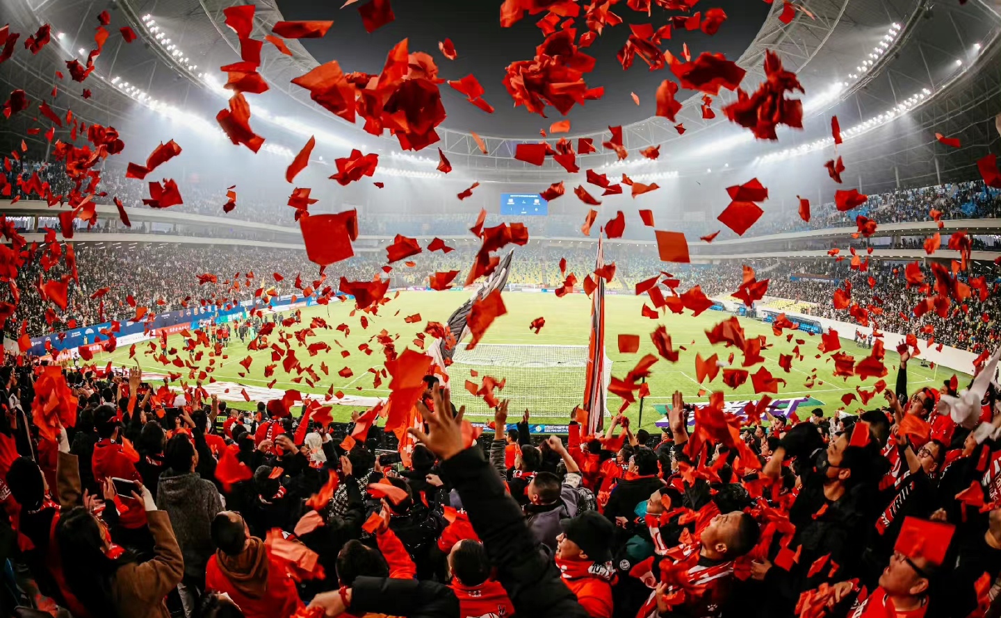 东部强队球迷狂欢庆祝胜利，球员集体互相庆祝