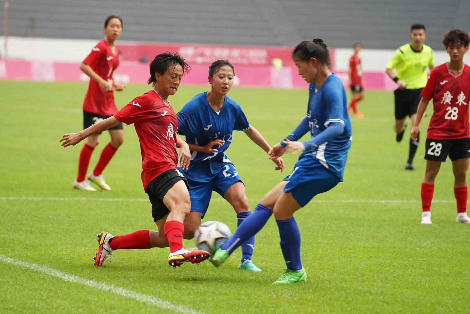 世界女足明星球员比拼技术风采引无数观众点赞