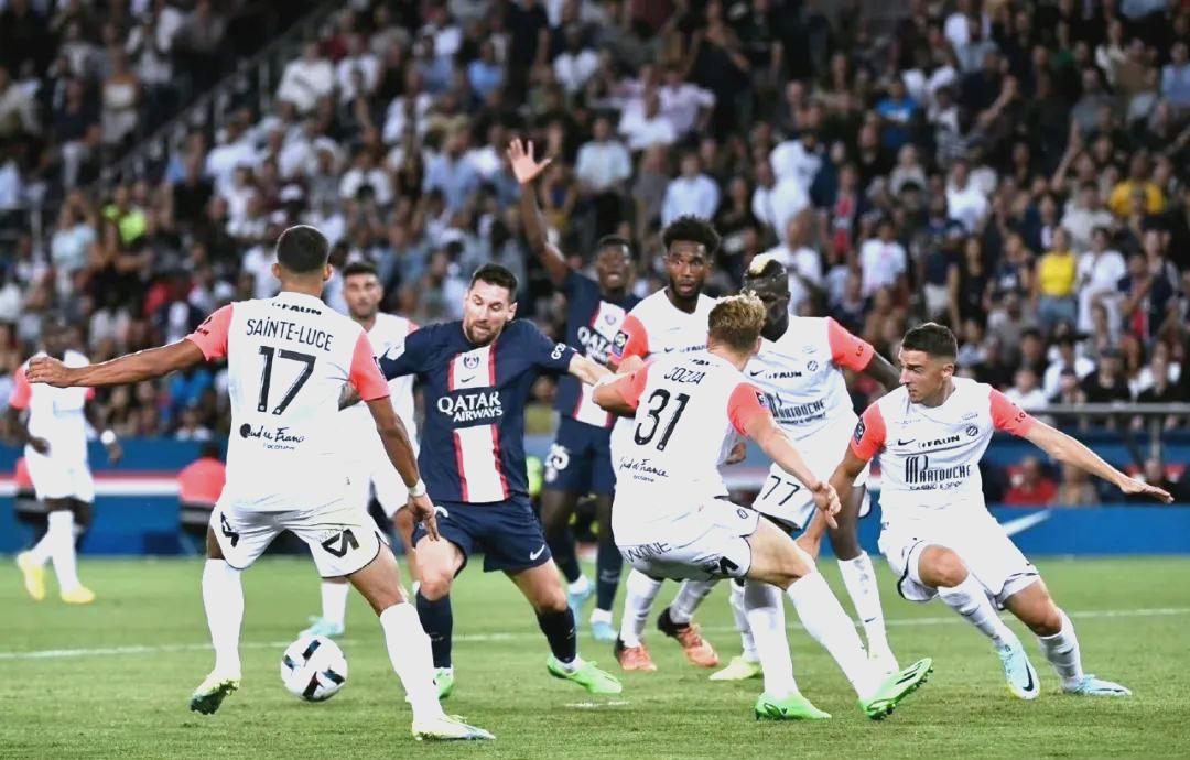 包含巴黎圣日耳曼逼平蒙彼利埃，保持不败战绩的词条