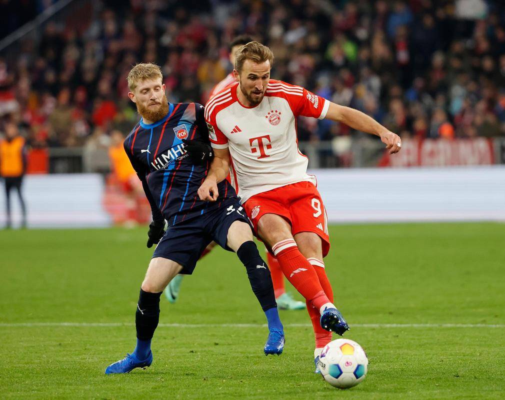 包含沃尔夫斯堡主场惊险取胜进军德甲前六的词条