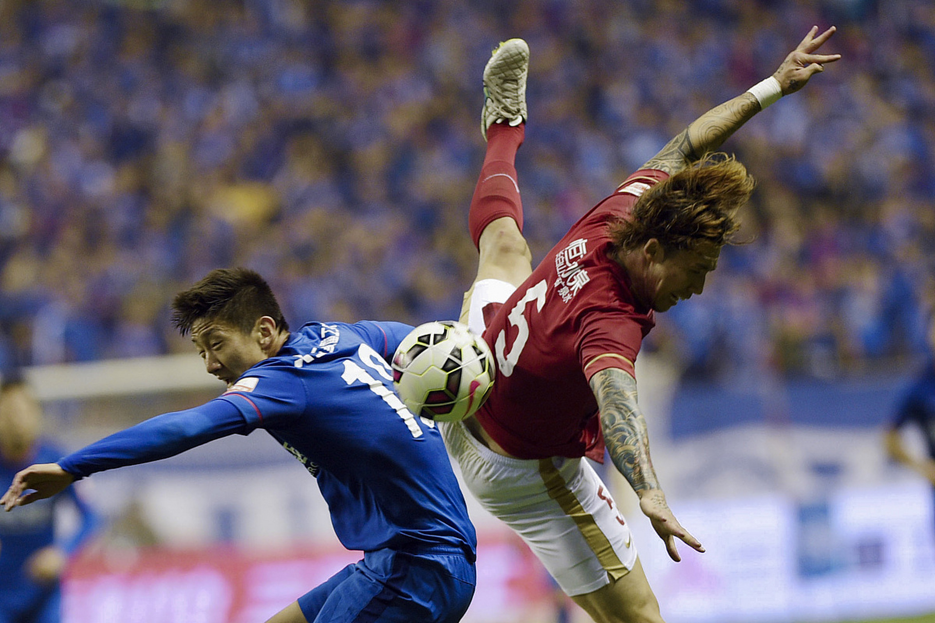 足球比赛中的惊险瞬间让人无法忘怀的句子